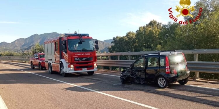 Scontro frontale sulla Ss 125, intervento dei vigili del fuoco di San Vito