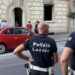 Marito e moglie uccidono con un complice un 62enne in possesso di un video intimo di lei: ma il filmato non si trova