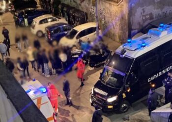 Risse tra stranieri, alcol e droga a Cagliari: ragazzini scatenati tengono sotto scacco il centro storico