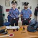 Paura a Guspini, con un maxi coltello in tasca ruba profumi e scappa: arrestato 23enne senegalese