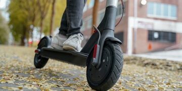 Cagliari, lavoratore in monopattino speronato volutamente da due scooter: vittima dell’agguato un giovane di 29 anni