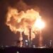 Sarroch, il polo industriale illuminato a giorno: torce in funzione, fuoco e fumo visibili da Cagliari