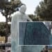 Imbrattata la statua di San Giovanni Paolo II a Roma, Meloni: “Ignoranza della storia”