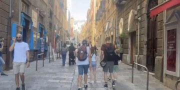 Cagliari, via Baylle e parte di via Sardegna al buio senza preavviso: croceristi in strada ma i negozi restano chiusi (VIDEO)