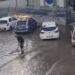 Selargius, strada allagata e liberata da due cittadini che hanno ripulito le caditoie fra le auto in corsa