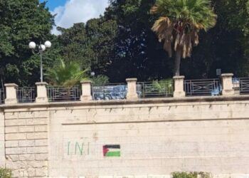 Cagliari, ancora bandiere palestinesi disegnate sui muri: “Zedda le faccia rimuovere”