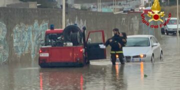 Paura a Porto Torres allagata, mamma e figlia bloccate in auto salvate dai pompieri