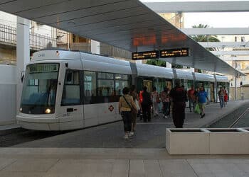 Cagliari, torna la metropolitana e i conducenti salutano la studentessa modello: “Un gesto che ha dato felicità”