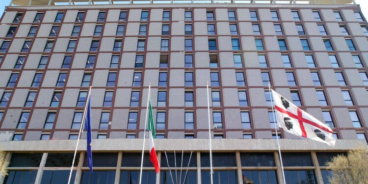 “Infermieri dall’estero in Sardegna al posto di chi ha vinto un concorso”: polemica sul sistema Bartolazzi