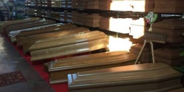 Cagliari, rissa sfiorata prima del funerale: preparativi in chiesa un’ora prima del rito e il prete si arrabbia