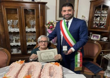 Cagliari celebra  i 100 anni della signora Giuseppa Salaris: l’omaggio dei Carabinieri