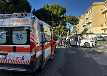 Cagliari, scontro auto-moto in Viale Diaz: centauro in codice rosso