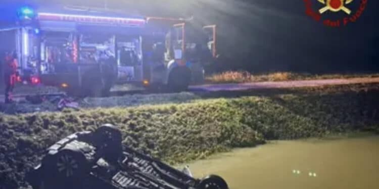 Auto finisce in un canale: 79enne muore davanti al marito