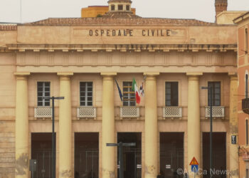 Cagliari, assurdo striscione contro due medici al San Giovanni di Dio: “Complici della violenza transfobica”