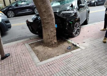 Cagliari, la Yaris si schianta con due settantenni a bordo: momenti di paura in via Pessina