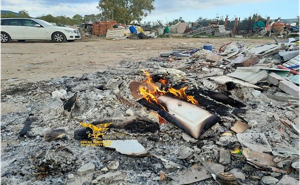 Capoterra, brucia rifiuti illegalmente in un terreno: titolare di un’impresa edile sorpreso dai Forestali