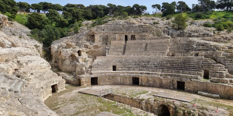 Cagliari, l’anfiteatro romano fa il record di recensioni negative dei turisti: “Che vergogna, sapete il voto che merita? Uno”