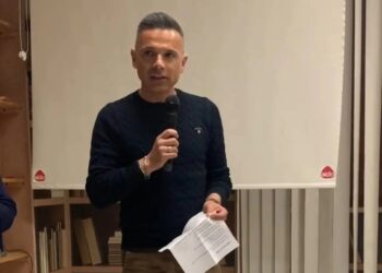 Manuel Etzi, l’aviatore cagliaritano che insegna a leggere il cielo attraverso Il Piccolo Principe.