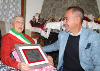 Capoterra, fascia tricolore al petto per nonna Maria e 100 candeline da soffiare sopra la torta