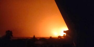 Sarroch, il violento temporale blocca la raffineria: “Il blackout ha attivato i sistemi di sicurezza e le torce”