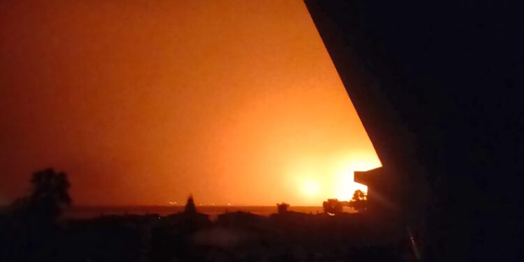 Sarroch, il violento temporale blocca la raffineria: “Il blackout ha attivato i sistemi di sicurezza e le torce”