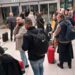 Caos all’aeroporto di Bari, circa 300 passeggeri sardi bloccati dopo la cancellazione del volo: “Siamo accampati”