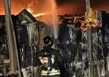 Fiamme a Macchiareddu nella notte: vigili del fuoco in azione per ore -VIDEO