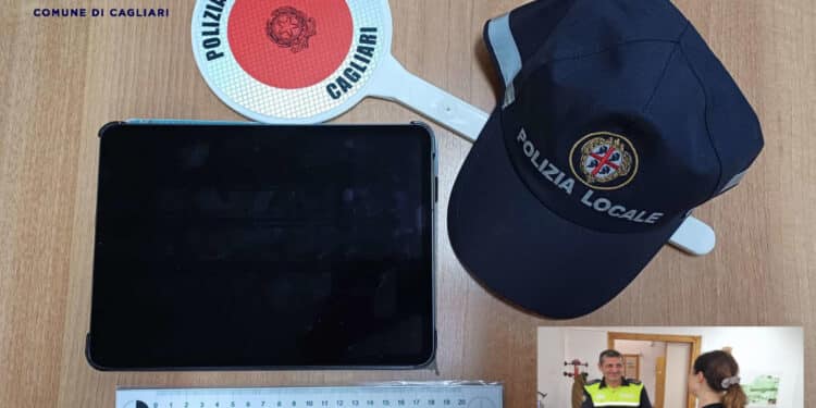 Cagliari, furto di un tablet da un’auto in sosta: la polizia locale identifica e denuncia un 35enne