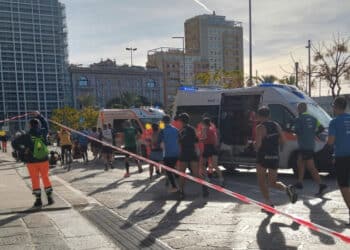 Cagliari, spettatore della maratona sviene in via Roma: caos per i soccorsi, “quasi manca lo spazio“