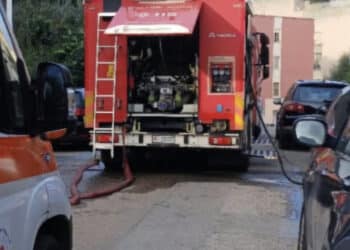 Cagliari, poliziotto eroe salva due persone dall’incendio divampato in una abitazione in via Randaccio