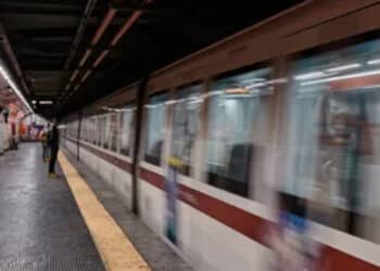 Studentessa di 23 anni violentata da 3 uomini all’uscita della metro