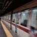 Studentessa di 23 anni violentata da 3 uomini all’uscita della metro