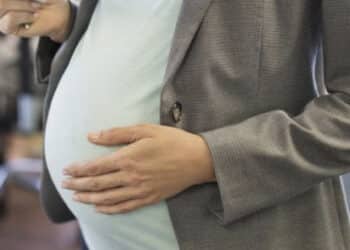 Non vuole riconoscere il bimbo che aspetta e gli spara alle gambe: fermata 26enne