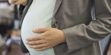 Non vuole riconoscere il bimbo che aspetta e gli spara alle gambe: fermata 26enne