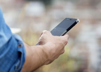 Immagini intime delle figlie della compagna sullo smartphone: arrestato elettricista