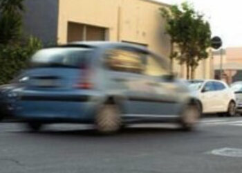 Monserrato, pirata della strada travolge una coppia in scooter e scappa via: individuato e denunciato