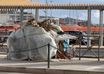 Cagliari, una panchina di Via Roma trasformata in casa di fortuna: “Buon Natale anche a lui”
