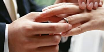 Muore in ospedale e sparisce la fede nuziale, l’appello della famiglia: “Restituitecela”