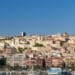 Cagliari, approvata tra le polemiche la nuova tassa di soggiorno: turisti salassati con 5 euro a notte