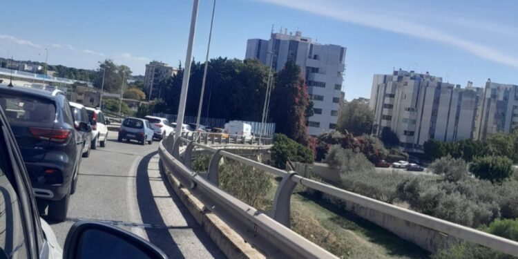 Cagliari, disastro asse mediano: code chilometriche per il nuovo asfalto a Genneruxi a tre giorni dal Natale