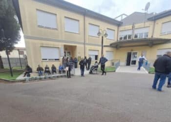 Villasor, parte l’Ascot ma è subito caos: decine di persone in fila dall’alba per una visita medica
