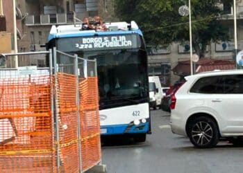 Cagliari, bus bloccati a causa dei parcheggi selvaggi: in via Cocco Ortu regna l’inciviltà