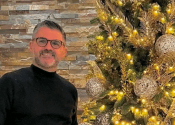 Quartu, l’albero di Natale di via Marconi deve essere rimosso: la denuncia dell’allestitore Enrico Curreli