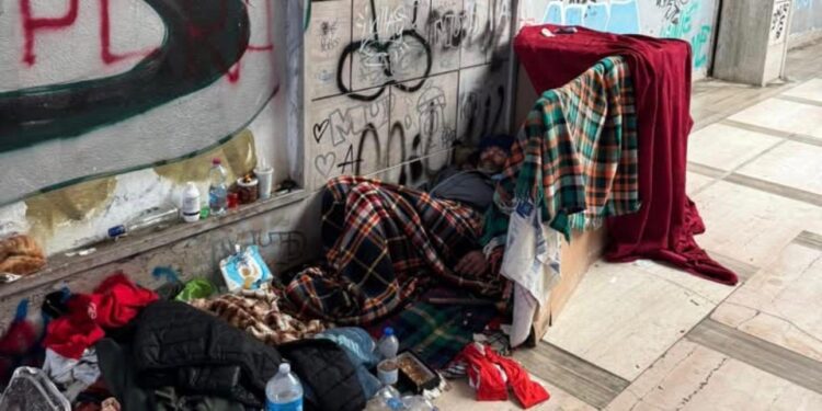 Cagliari, liberi tutti: sparisce il divieto di bivacco e accattonaggio da strade e piazze