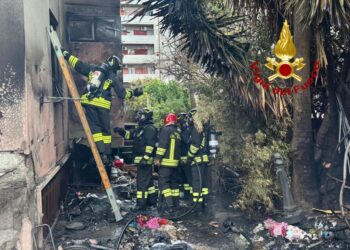 Paura a Quartu Sant’Elena, incendio in un cortile rischia di fare esplodere una palazzina