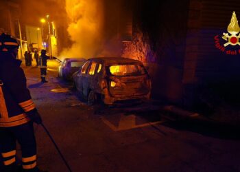 Incendio nella notte, distrutte tre auto nel Nuorese
