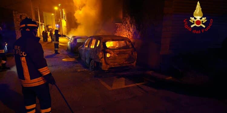 Incendio nella notte, distrutte tre auto nel Nuorese