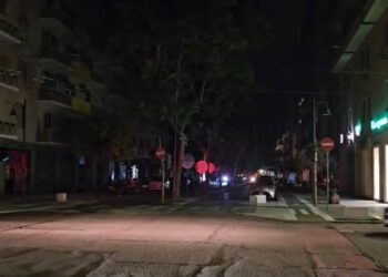 Cagliari, lampioni spenti in via Dante e via Petrarca: centro al buio nella serata di venerdì, esplode la polemica (VIDEO)