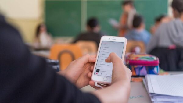 I telefoni rimangono a casa: a Samassi e Serramanna niente dispositivi a scuola