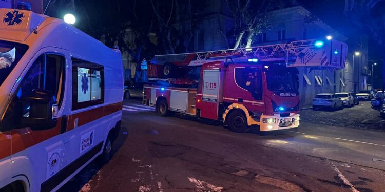 Cagliari, momenti di paura in viale Merello: un’abitazione in fiamme, un uomo resta ustionato